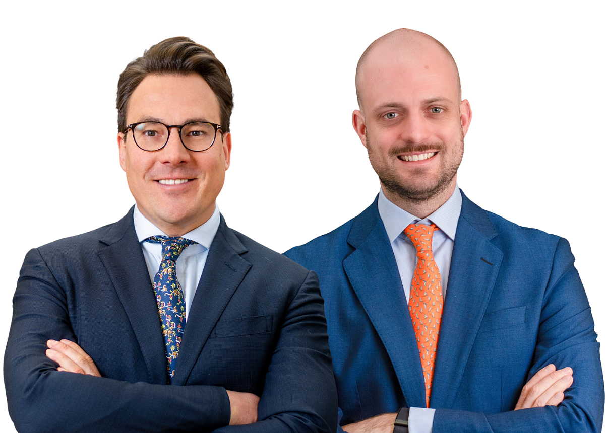 Rainer Kaspar, PHH Partner, und Matthias Fucik, Rechtsanwalt, freuen sich über das erfolgreiche Closing und das Investment der Invest AG in der philoro Gruppe. 